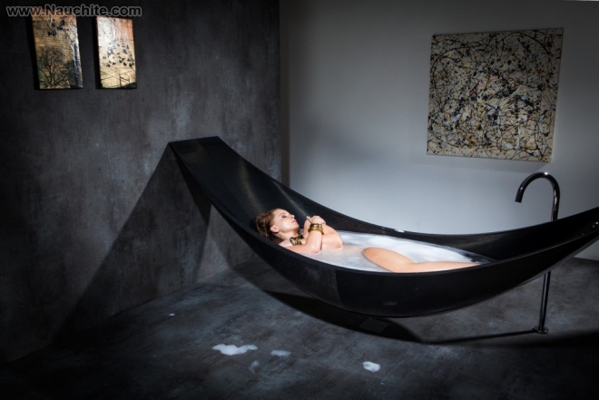 Дизайнерская ванна черного цвета в виде гамака