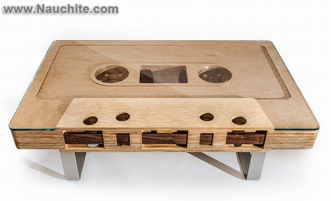 Оригинальный столик в виде магнитофонной кассеты